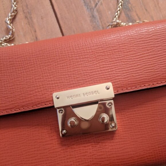 HENRI BENDEL Waldorf Wallet On Gold Chain in Coral - Picture 4 of 8